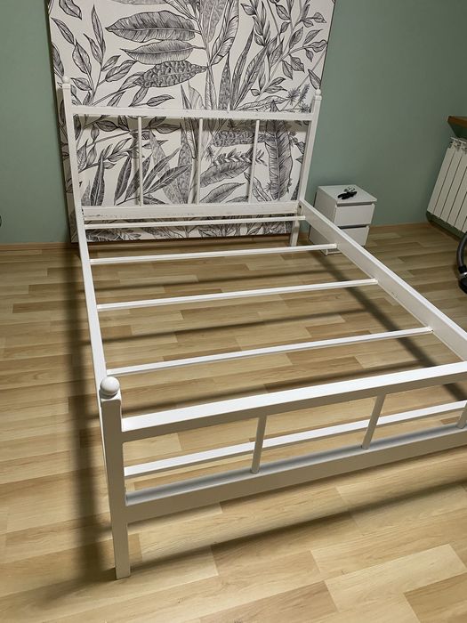 Łóżko białe metalowe 140x200