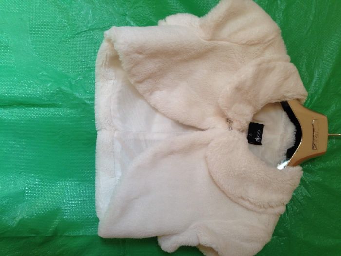 Жакет-болеро из искусственного меха с застежкой.