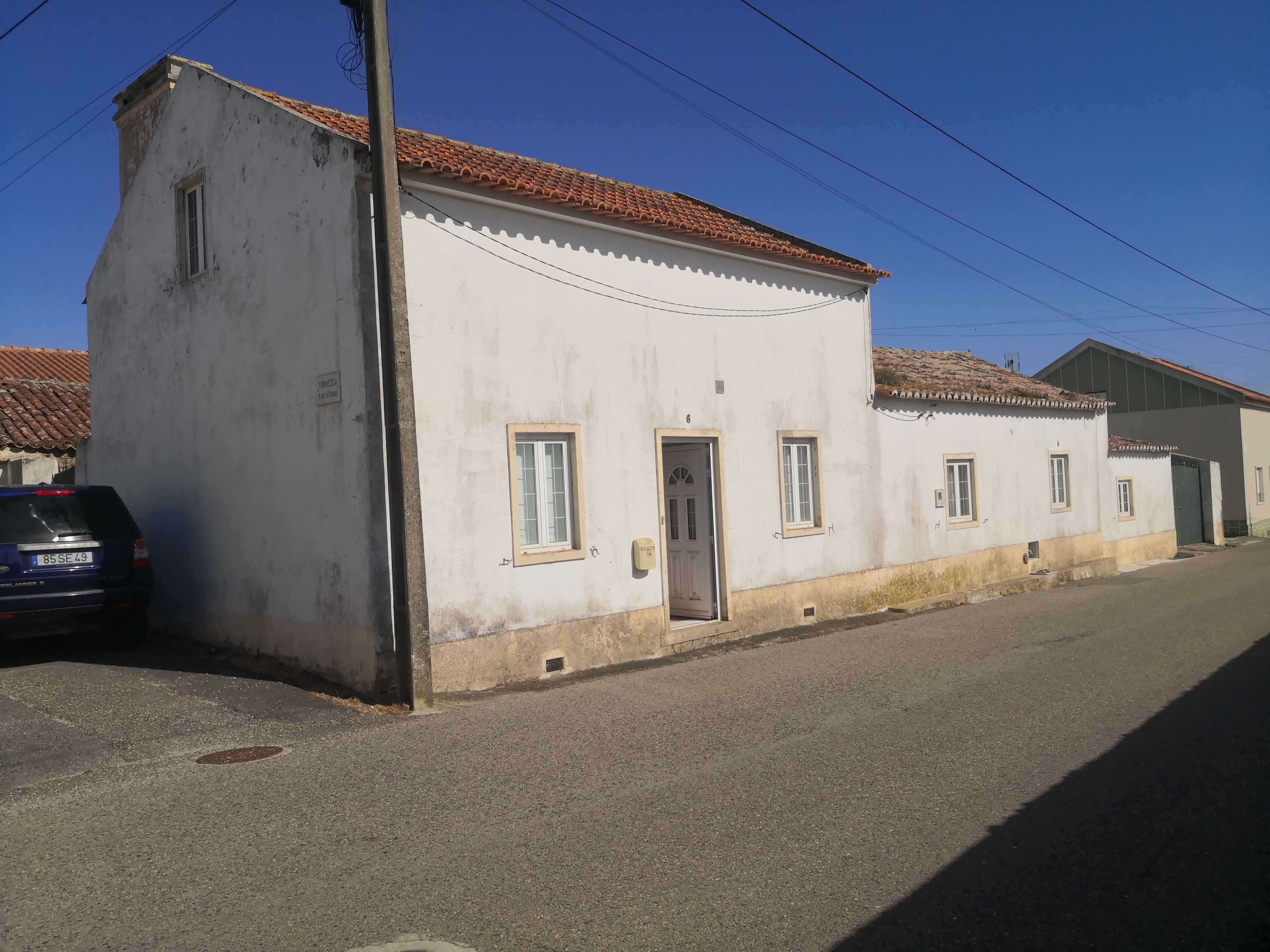 Casa antiga T4 com anexos, piscina e quintal