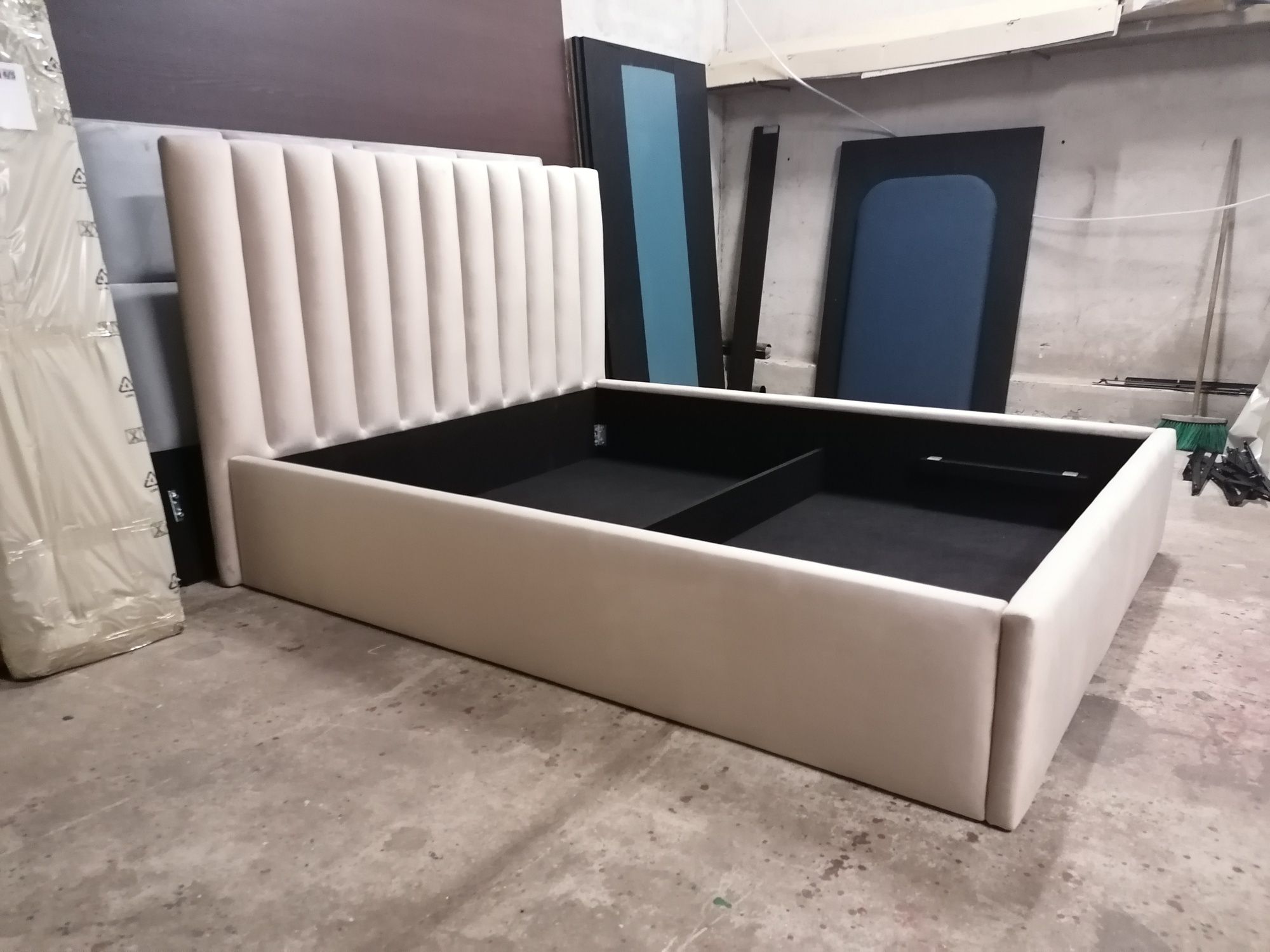 Łóżko tapicerowane x220 półwałki panele na wymiar welur pojemnik