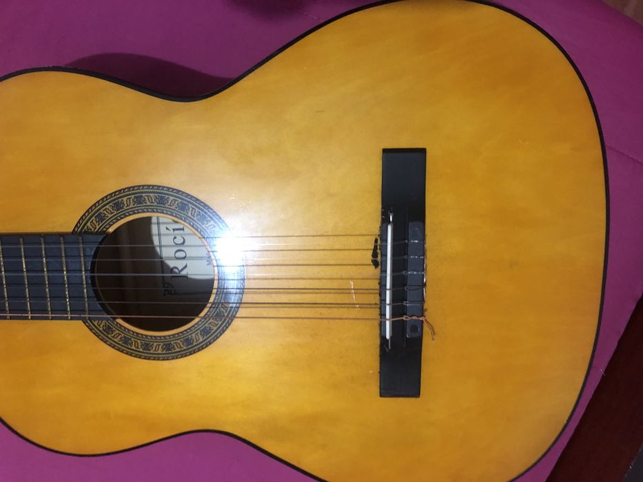 Guitarra clássica marca Rocío modelo n°r10 com acessórios e capa