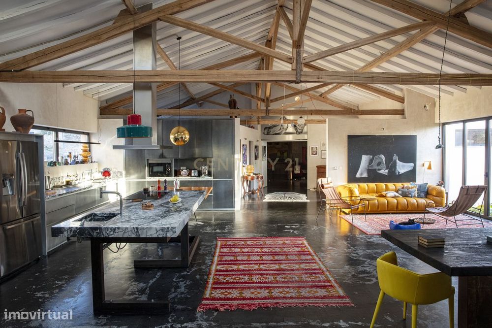 Moradia com 19 divisões onde o passado dá vida à arte e ao conforto mo