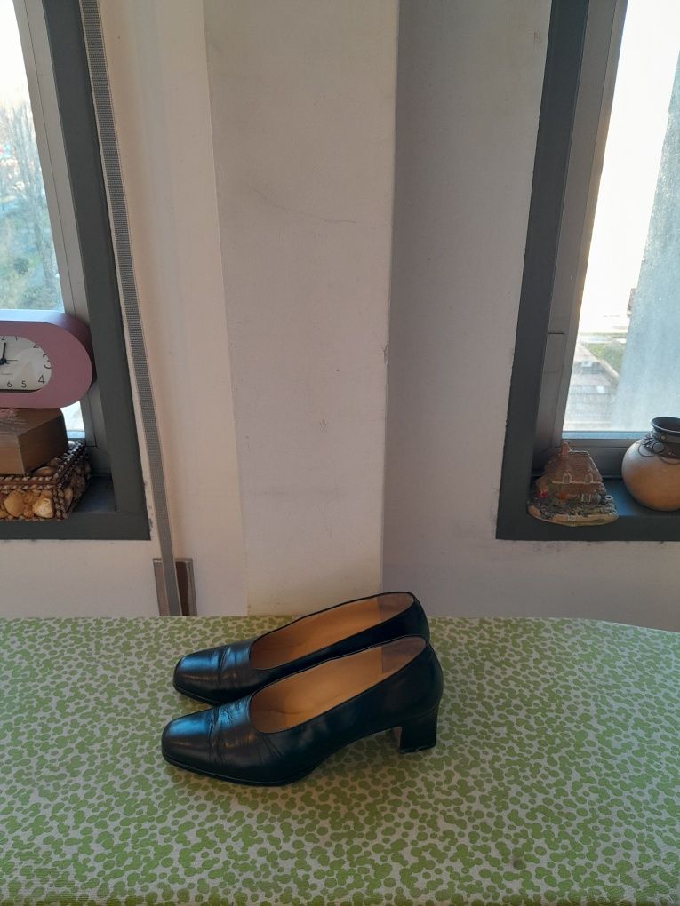 Vendo Sapatos de Senhora P.VERDI muito bonitos como novos