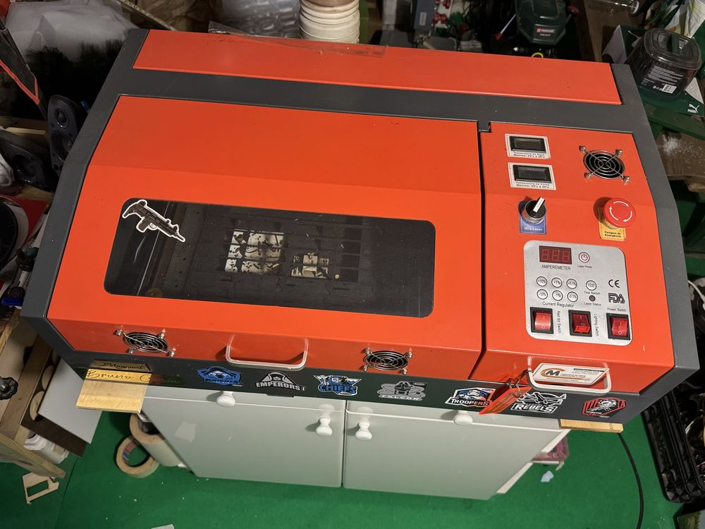 Maquina laser mais material pronto a trabalhar