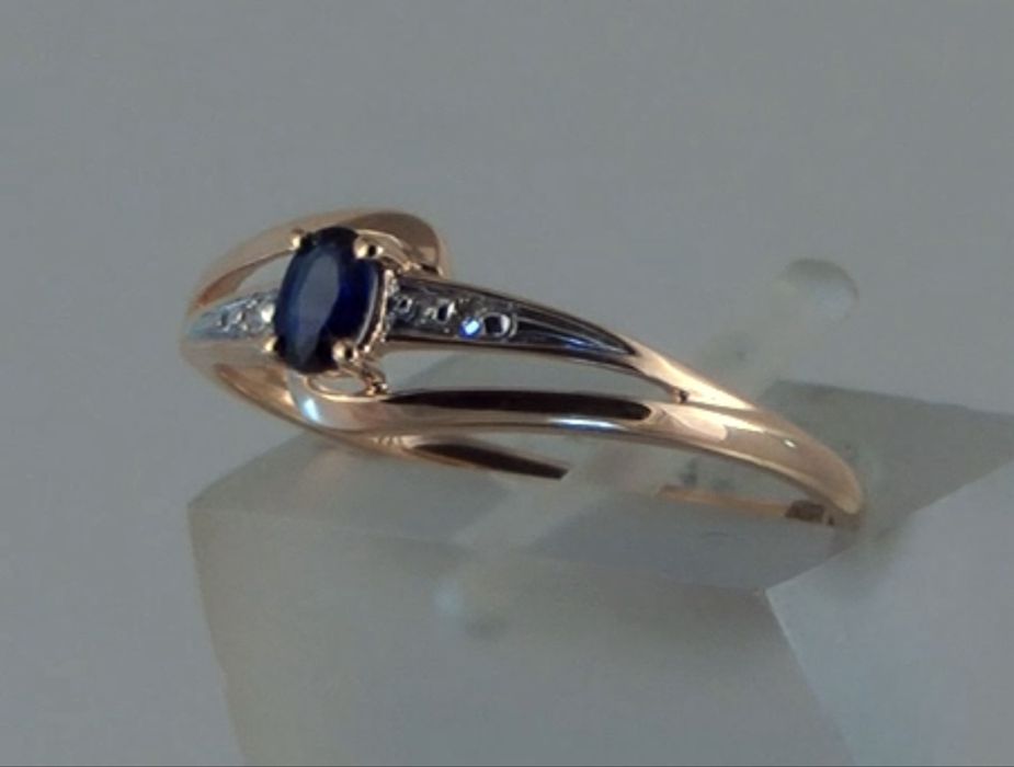 Золотое кольцо с бриллиантами и сапфиром 585 проба р.17,0