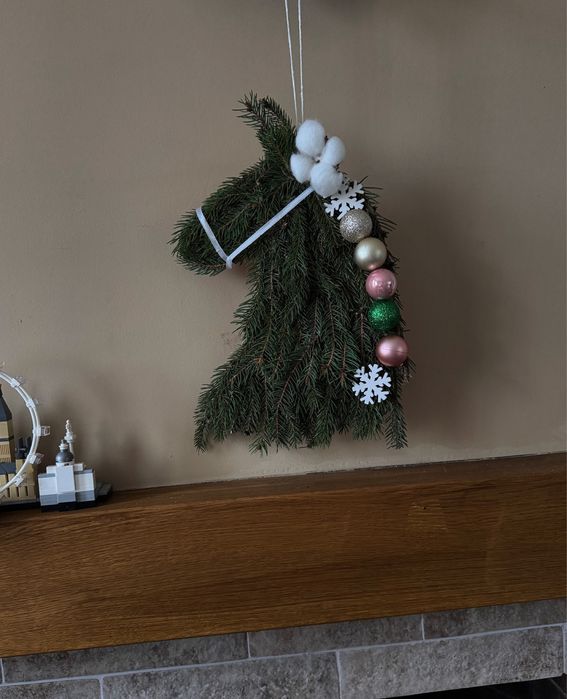 Коник різдвяний на двері вінок новорічний символ