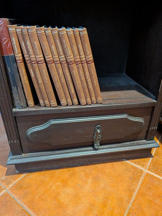 Movel de entrada madeira (livros incluídos)