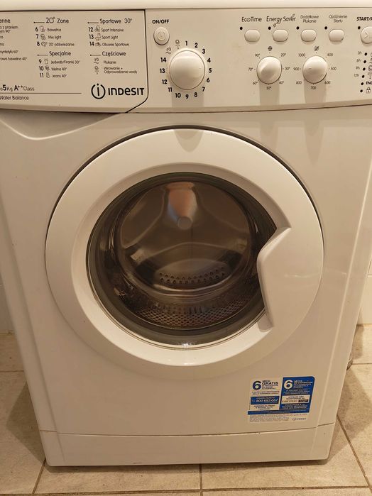 Pralka Indesit biała.