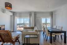 Apartamento T2 com Varanda e Vista Parcial Mar em Carnaxide