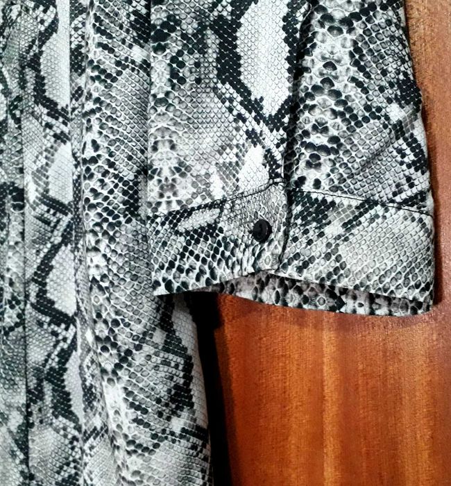 Vestido camiseiro comprido padrão cobra da Zara T: L