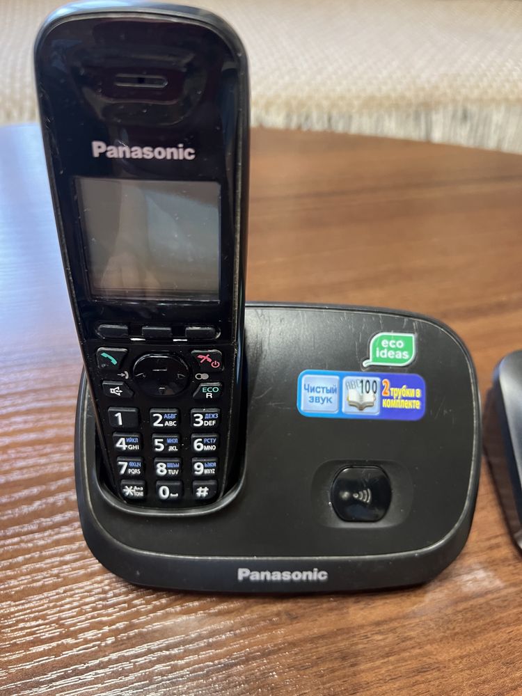 Стаціонарний телефон Panasonic.