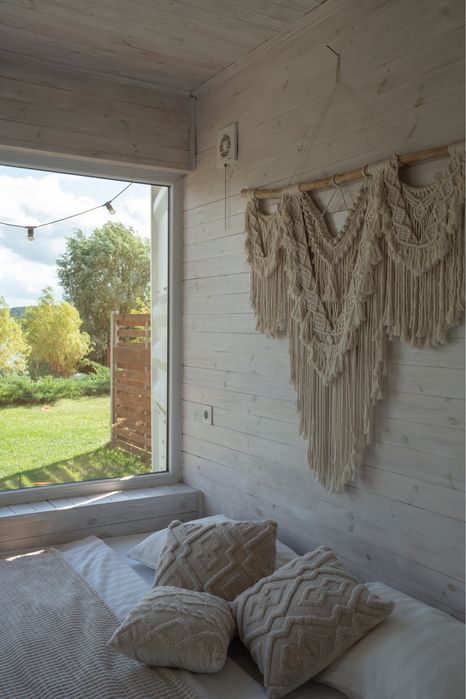 Дивовжний будиночок на березі чистого озера