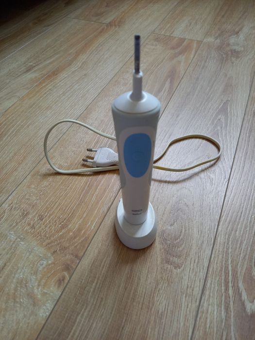 Braun ORAL-B VITALITY elektryczna szczoteczka do zębów body + ładowark