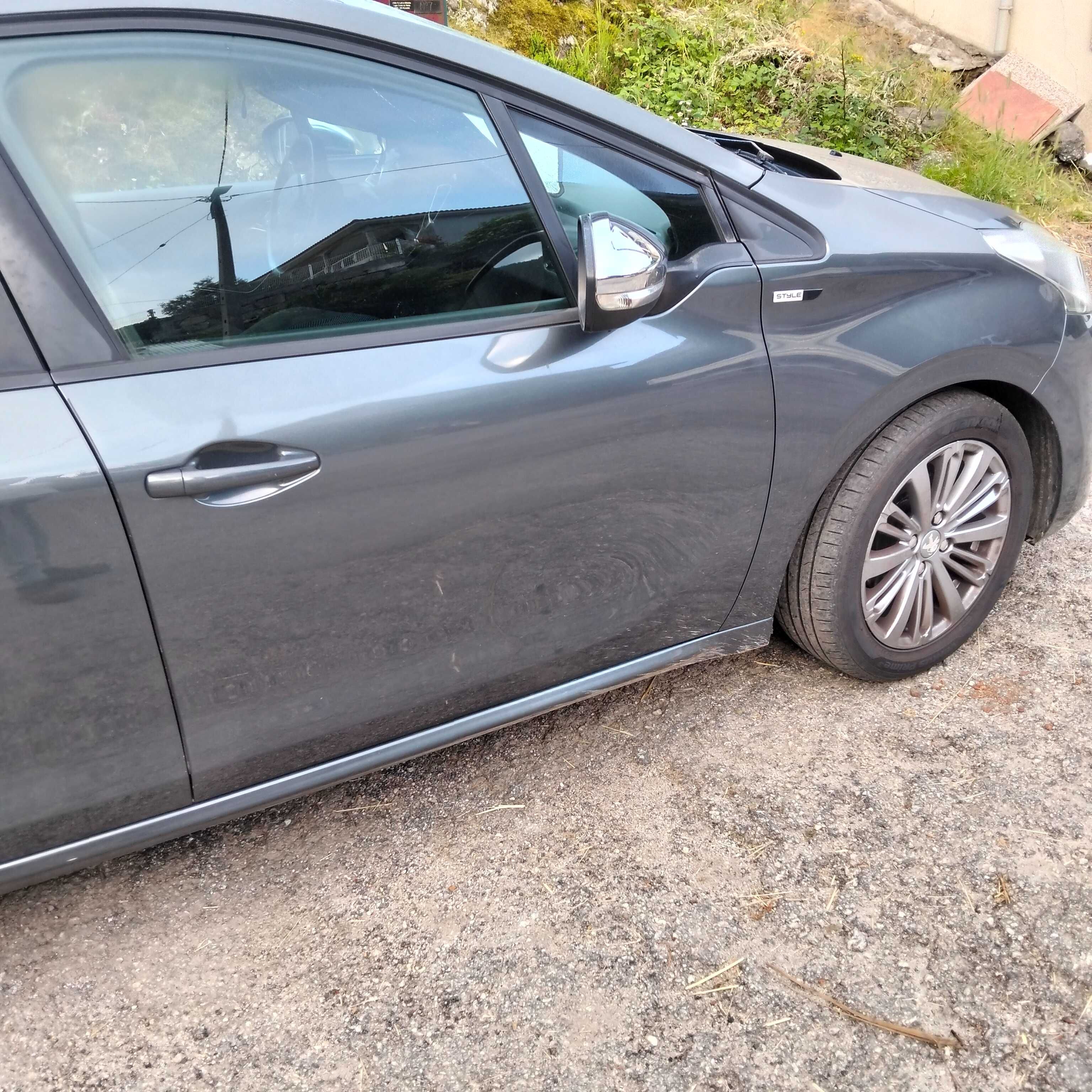 Peugeot 208 cor cinza de ano 2017