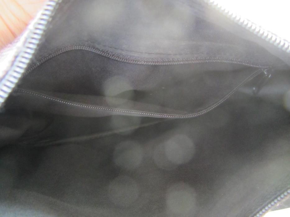 torebka w kolorze czarno-fiotetowym na długim pasku