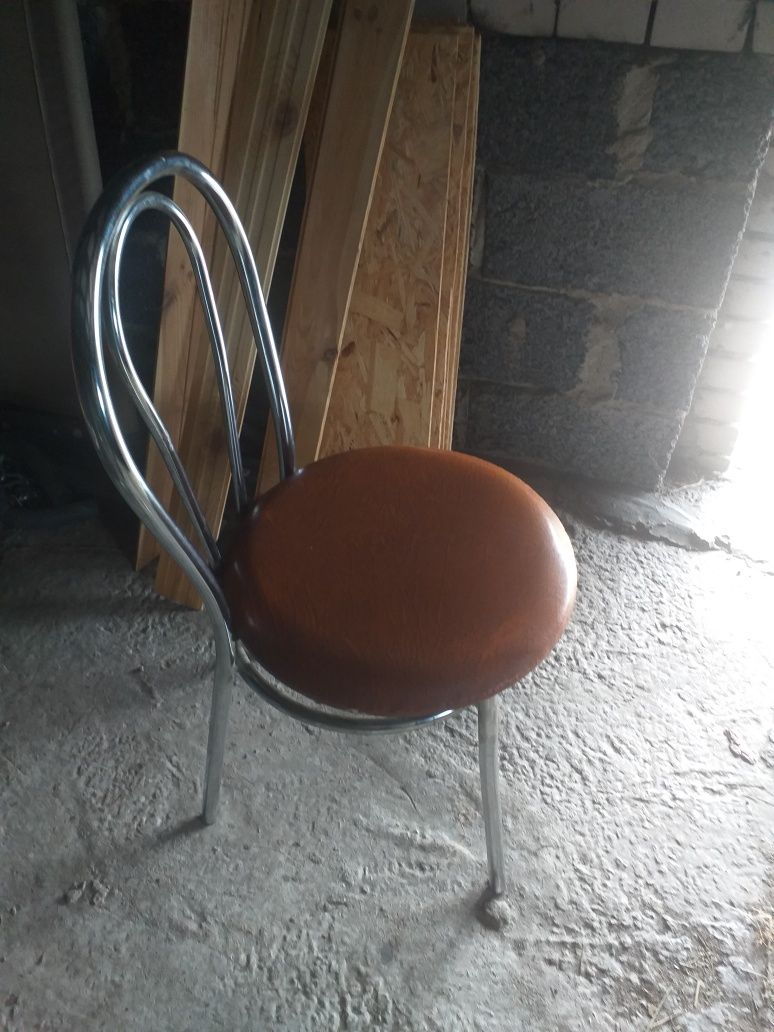 Dwa używane krzesła