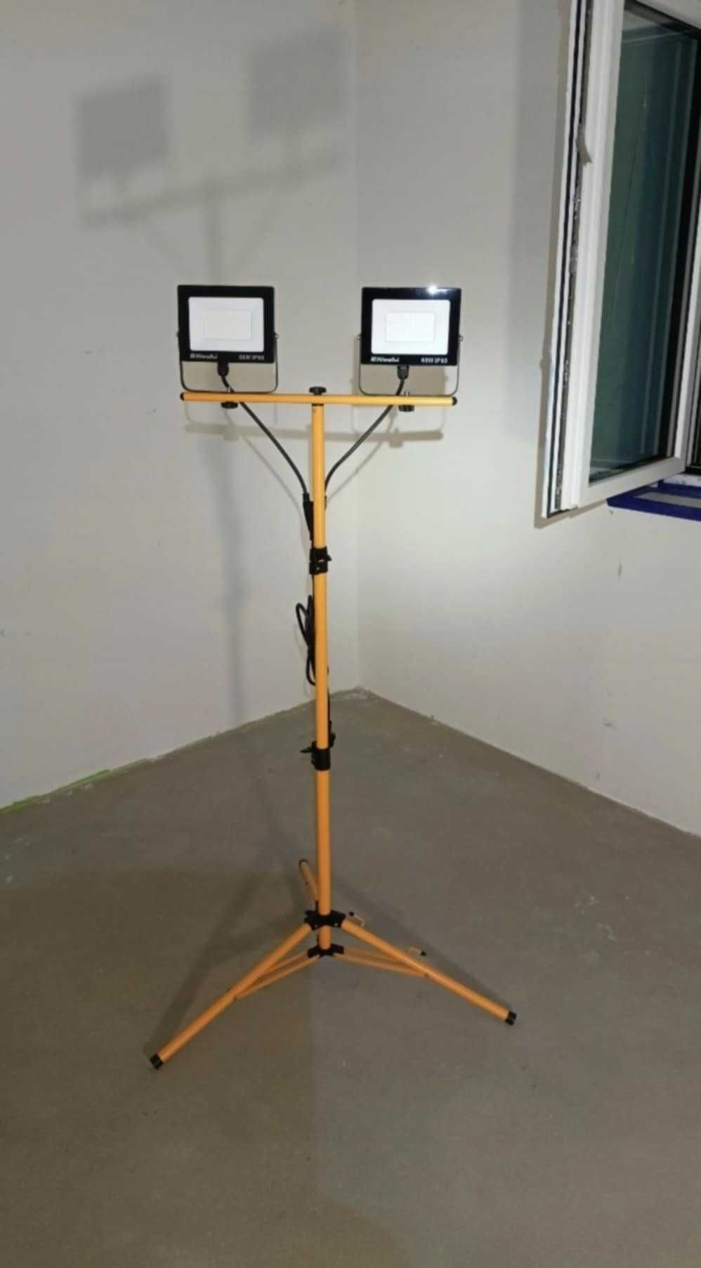 Reflektor LED 2x60W na statywie – profesjonalne oświetlenie budowlane.
