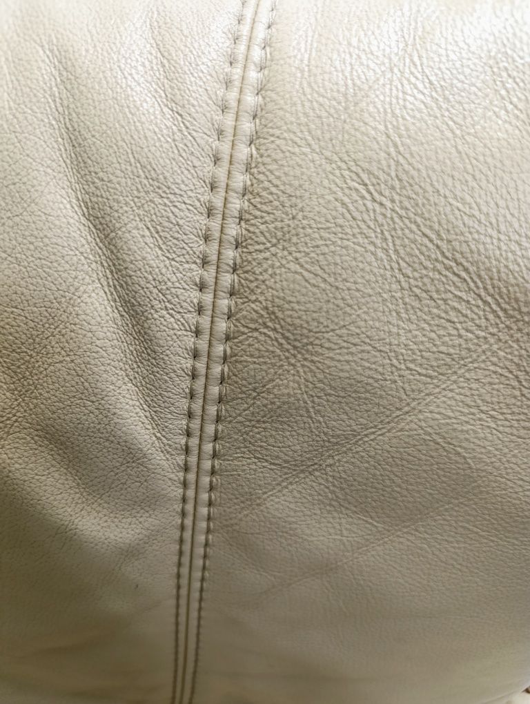 Piekna sofa rattanowa z poduchami ze skóry naturalnej.