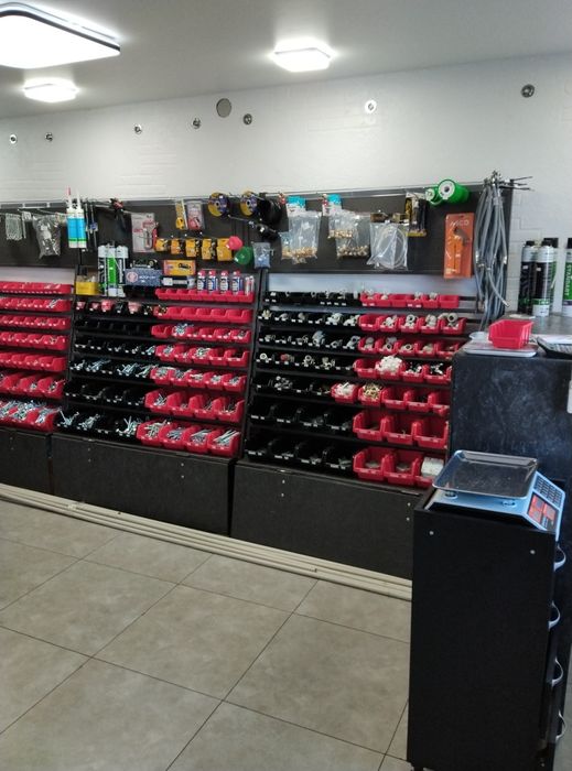 Стелажі, вітрини, меблі.