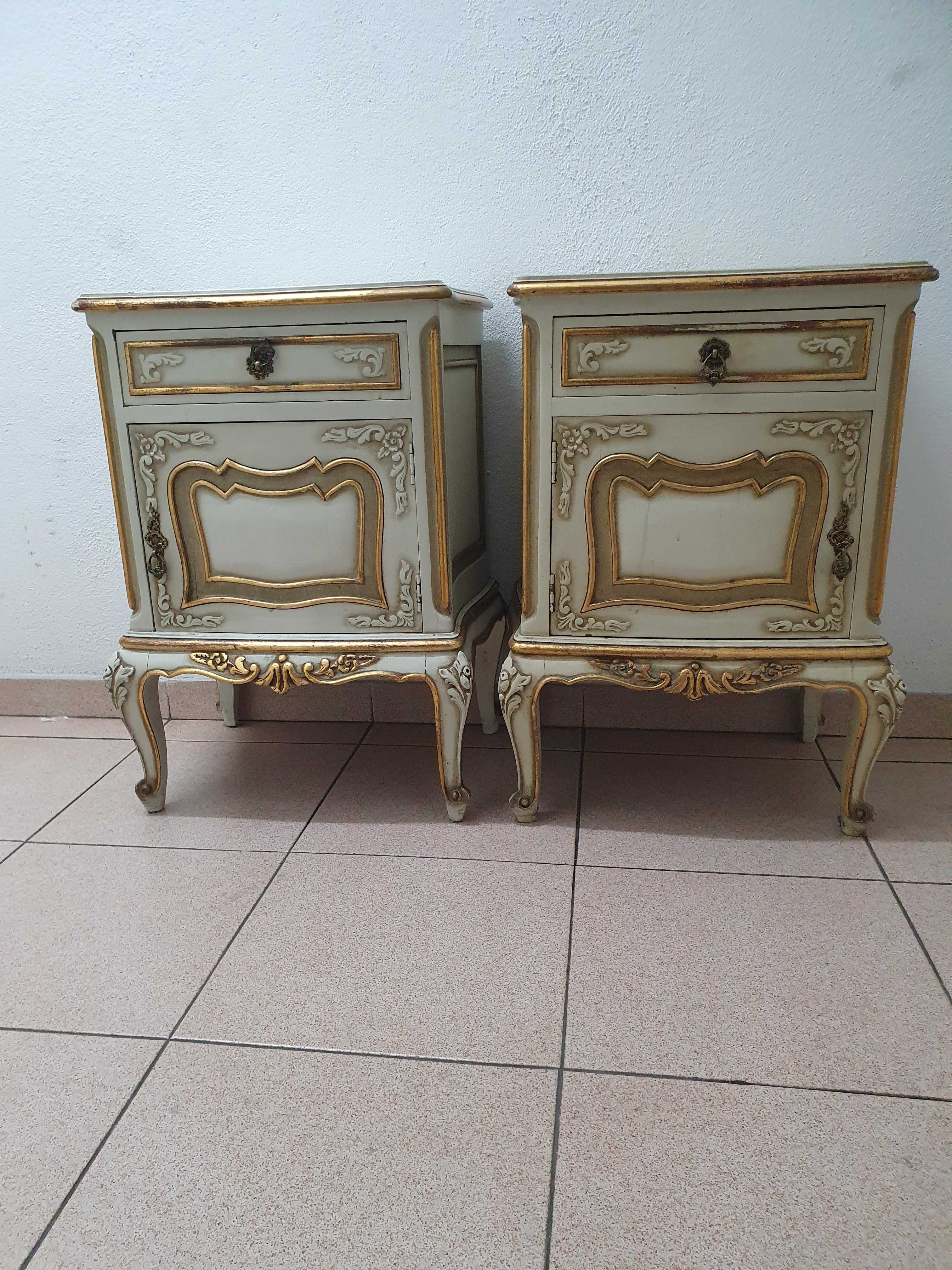 Comoda e mesas de cabeceira  estilo Queen Ann.