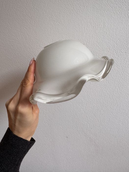 Szklany klosz vintage – falowany, mleczne szkło z bezbarwną krawędzią