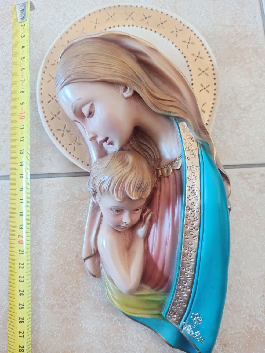 Figura religiosa de Virgem Maria e menino Jesus