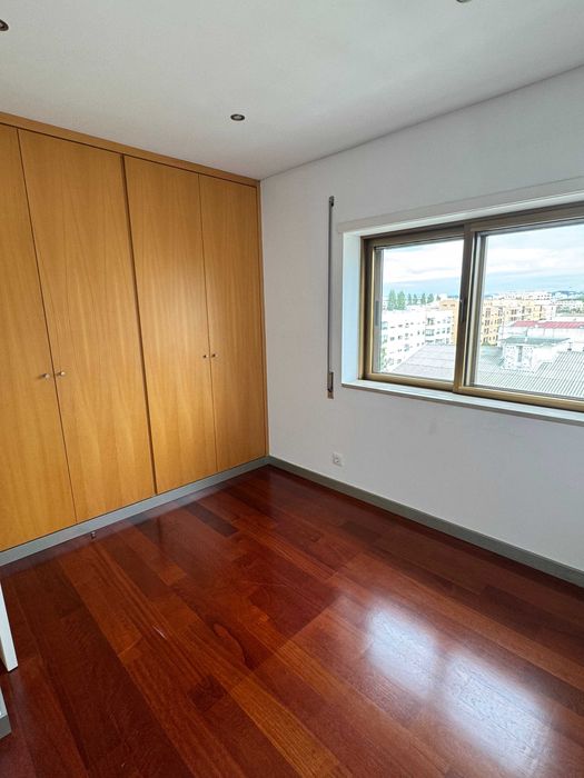 Apartamento T3 +1 Com 2 lugares de garagem ao Monte dos Burgos