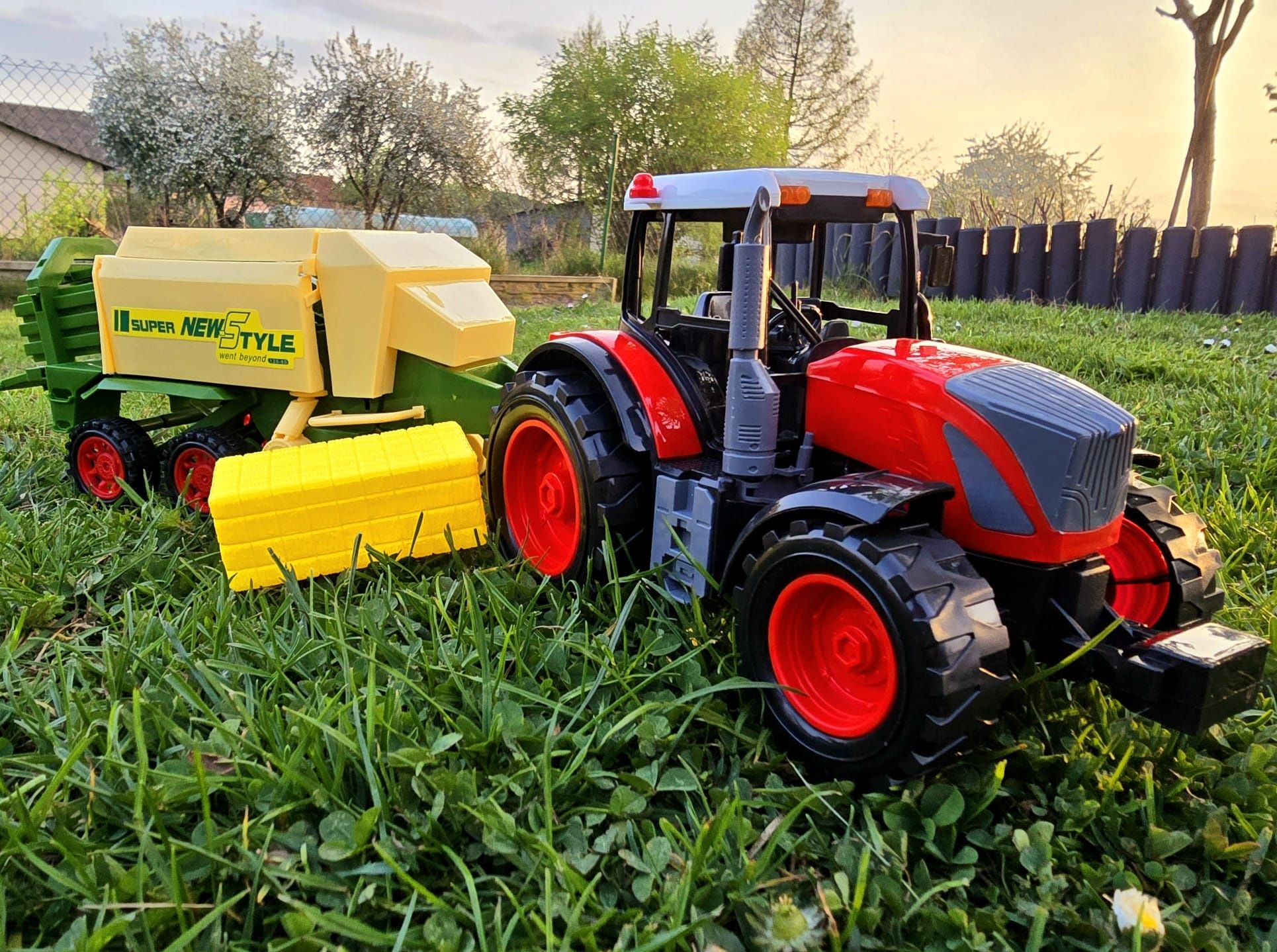 Wielki Traktor z prasą maszyną rolniczą nowy czerwony