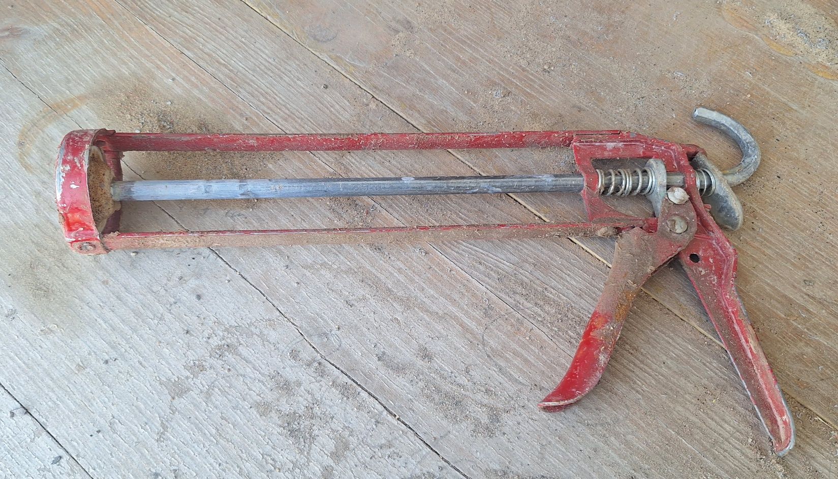 Stary pistolet do silikonu