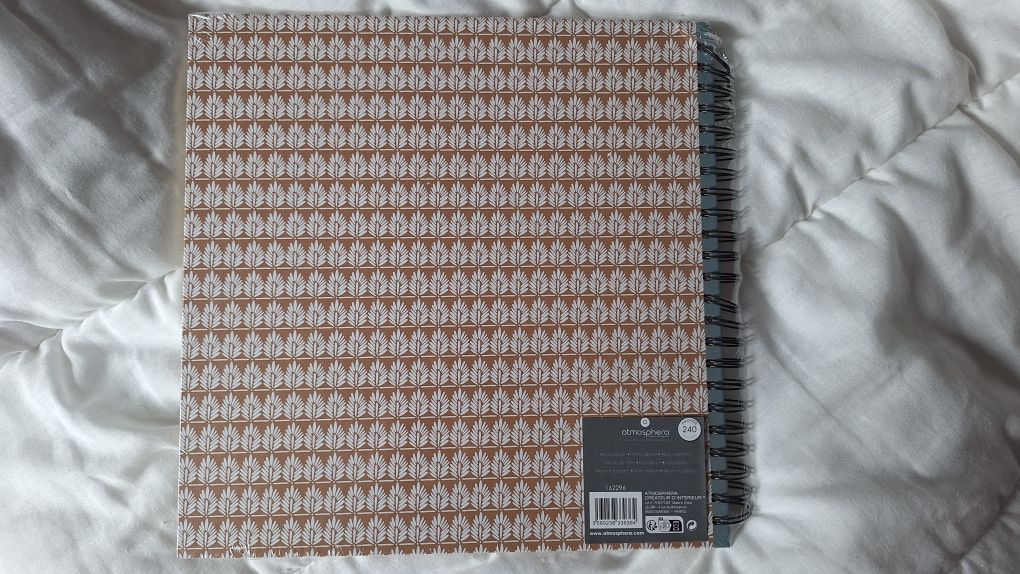 Álbum Para Fotos 240 Páginas
Dimensão: 32,5x3x31,1cm
Metal e Cartão

A