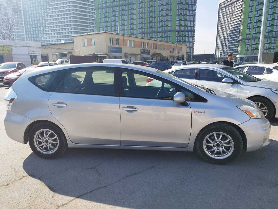 Аренда Toyota Prius V 2014 з викупом