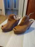 Buty zamszowe na koturnie