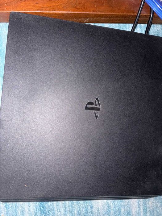 Vende-se PlayStation 4  pro 1 TB 4 jogos e 2 cumandos