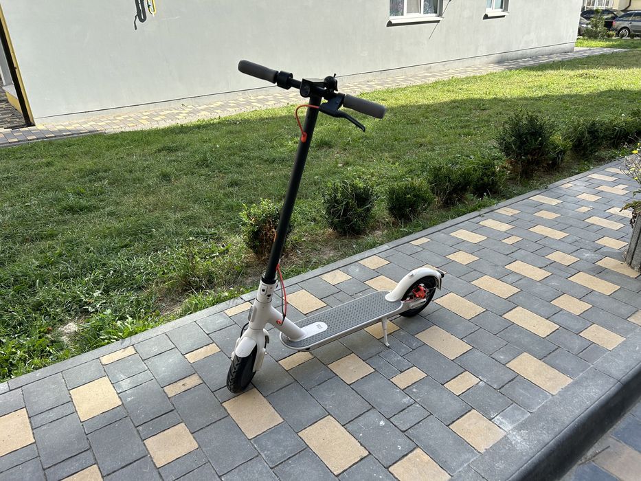 Продам електросамокат Xiaomi Mi Electric Scooter 3 в гарному стані