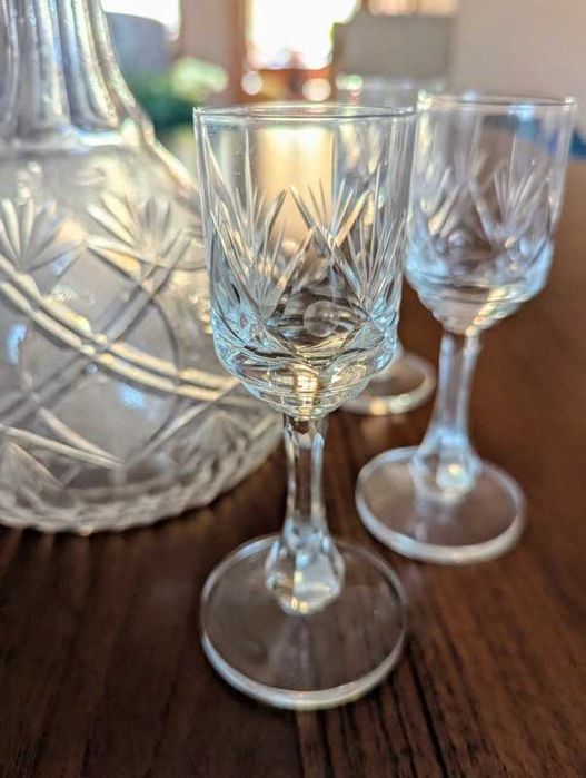 Kryształowa karafka z kieliszkami PRL