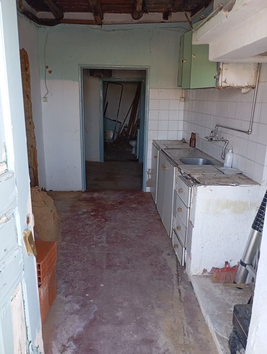 Vendo moradia geminada para remodelação