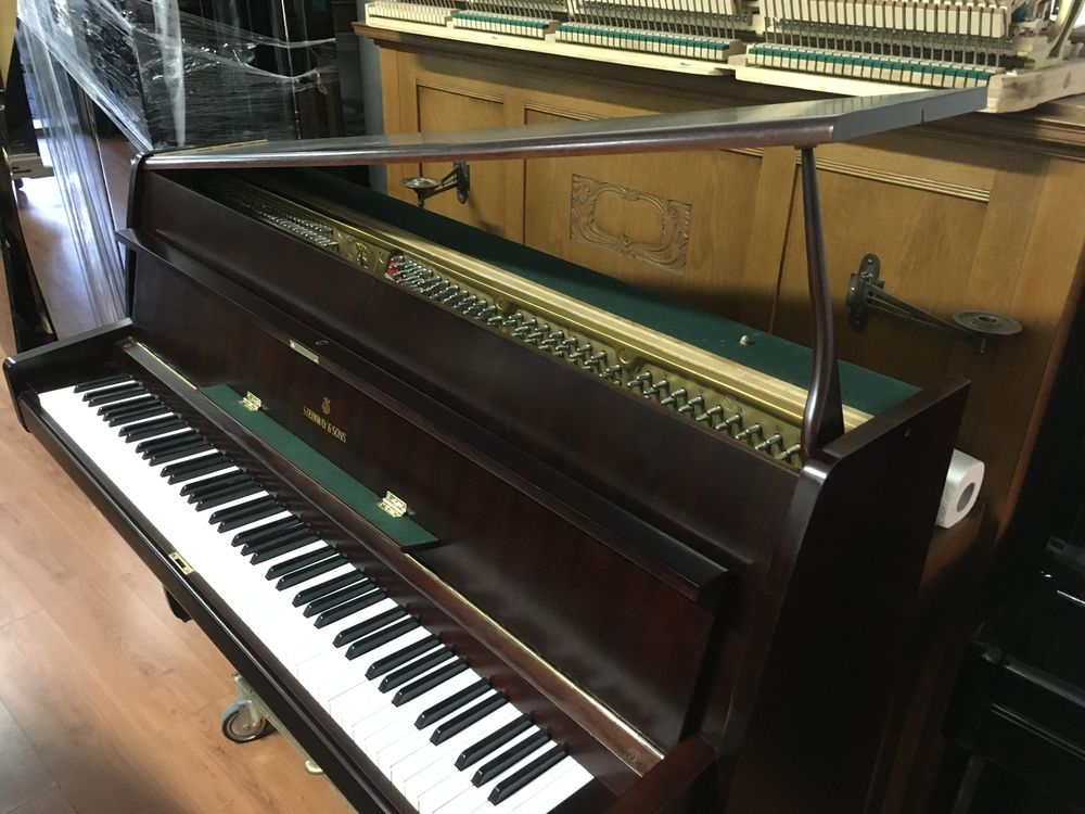Piano acustico Stainway & Sons F104