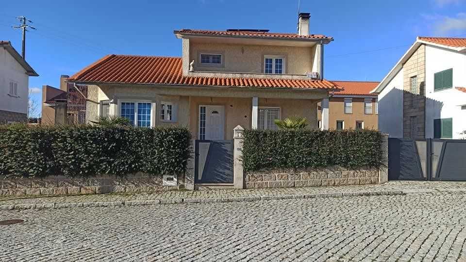 Moradia T5 com Garagem e Anexos – Bairro das Tapadas, Penedono