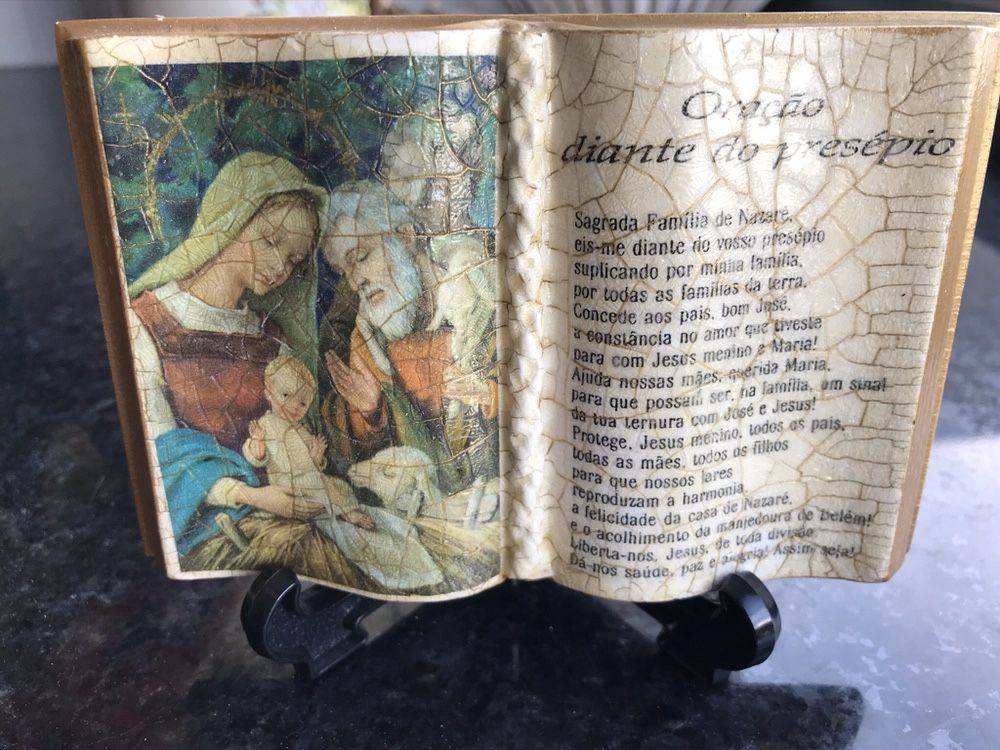 Livro em porcelana com a oração à Sagrada Família de Nazaré