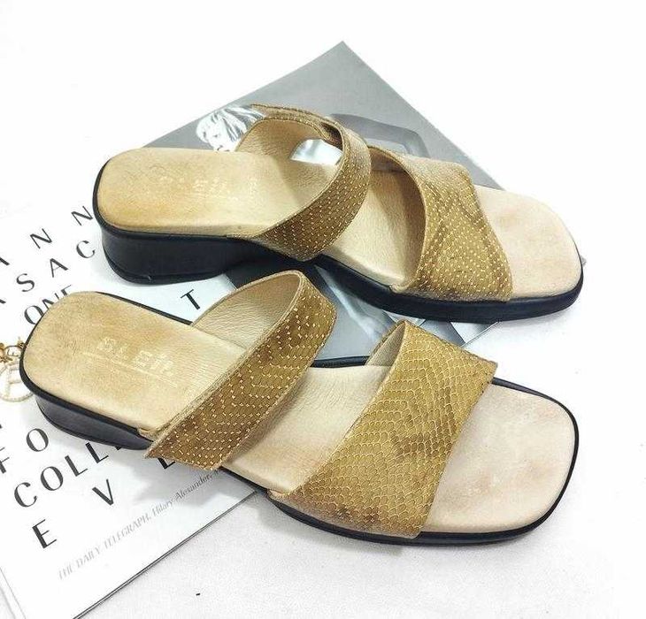 Кожаные бежевые шлепанцы босоножки на липучке принт под змею