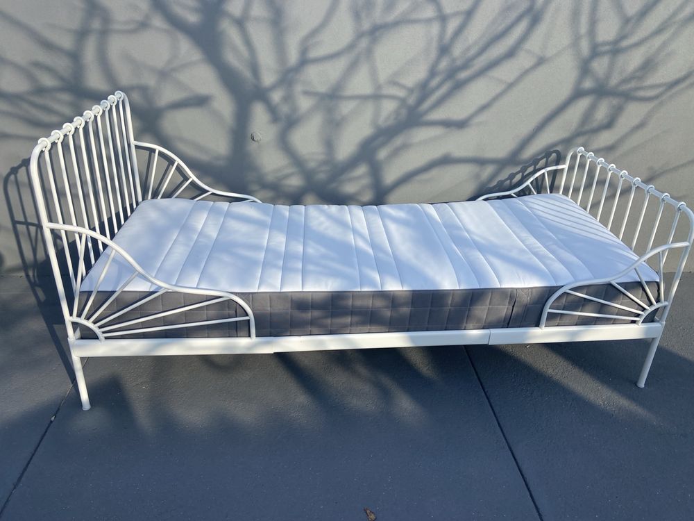 Cama de dolteiro em metal