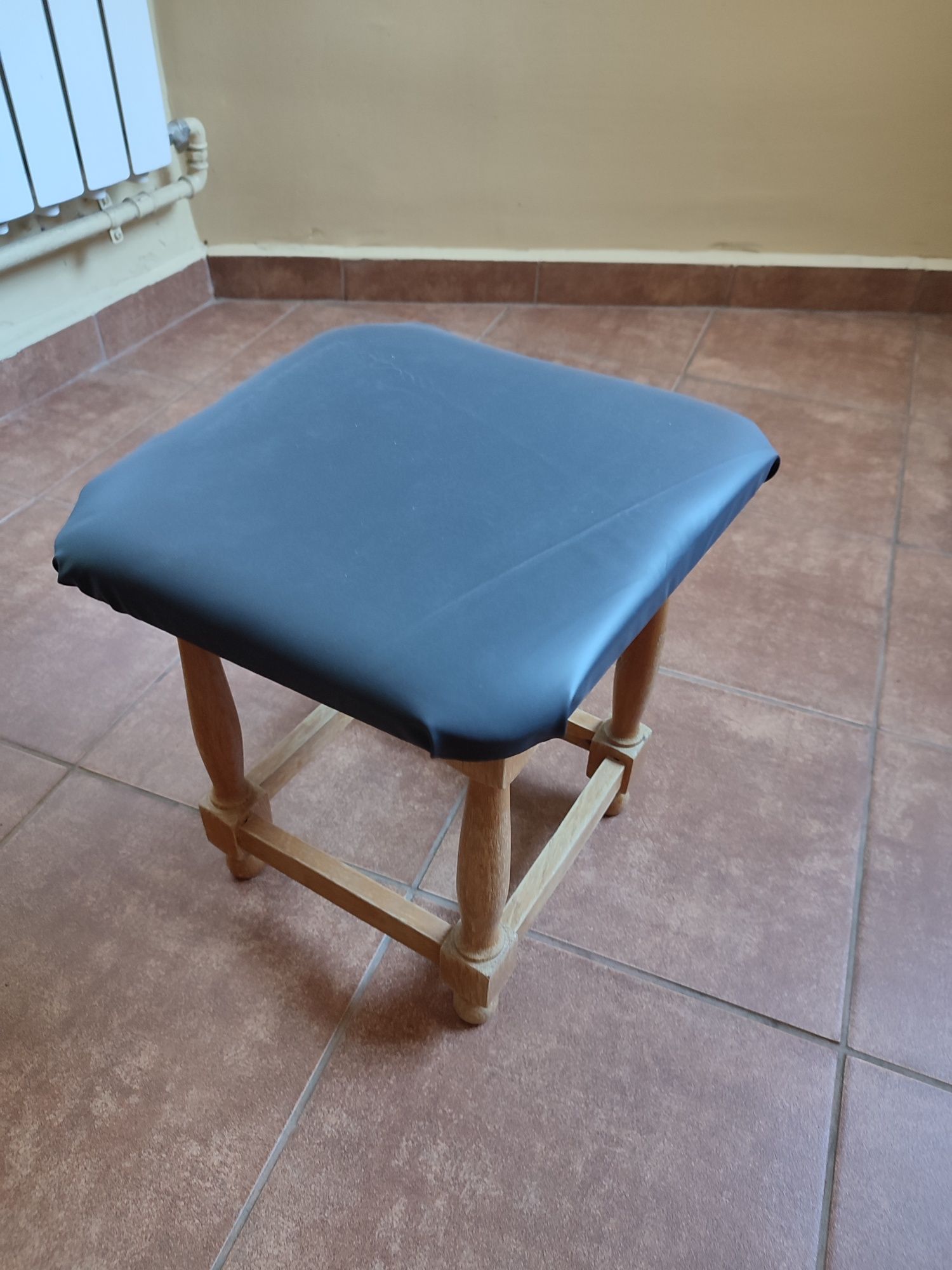 Stołek , taboret.
