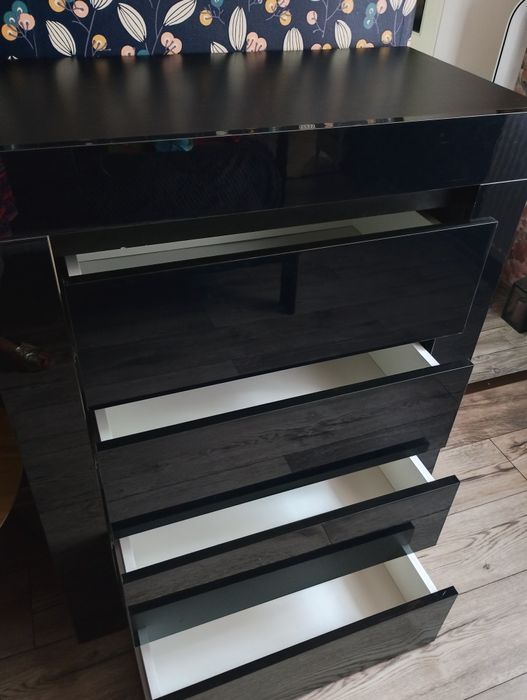 Sprzedam czarną komodę