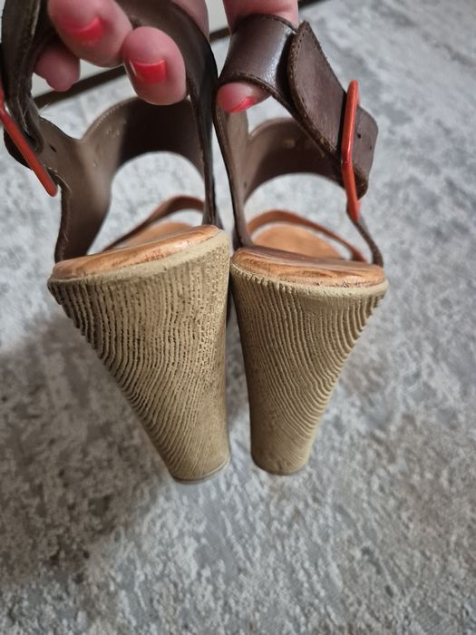 Sandały  damskie skórzane na koturnie Carinii rozmiar 39