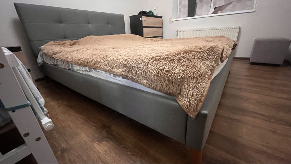 Двоспальне ліжко з матрасом