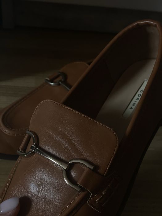 Бренд Corina лофери в карамельному кольорі