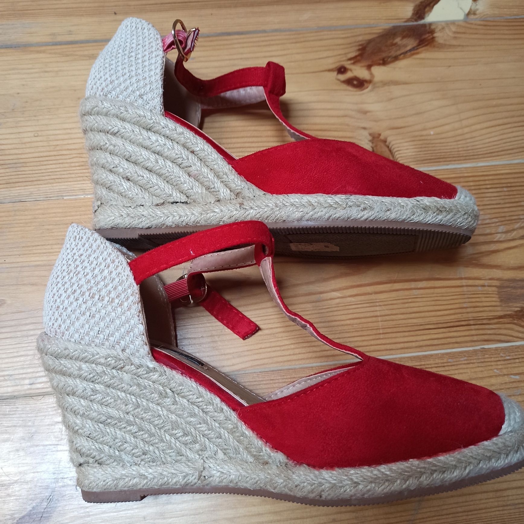 Czerwone buty na koturnie