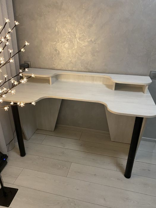 Стіл компʼютерний