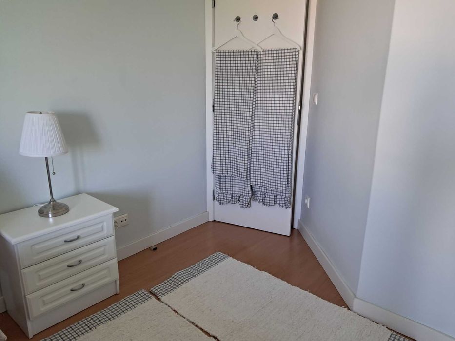 Tapetes, cortinados e fronhas em muito bom estado.