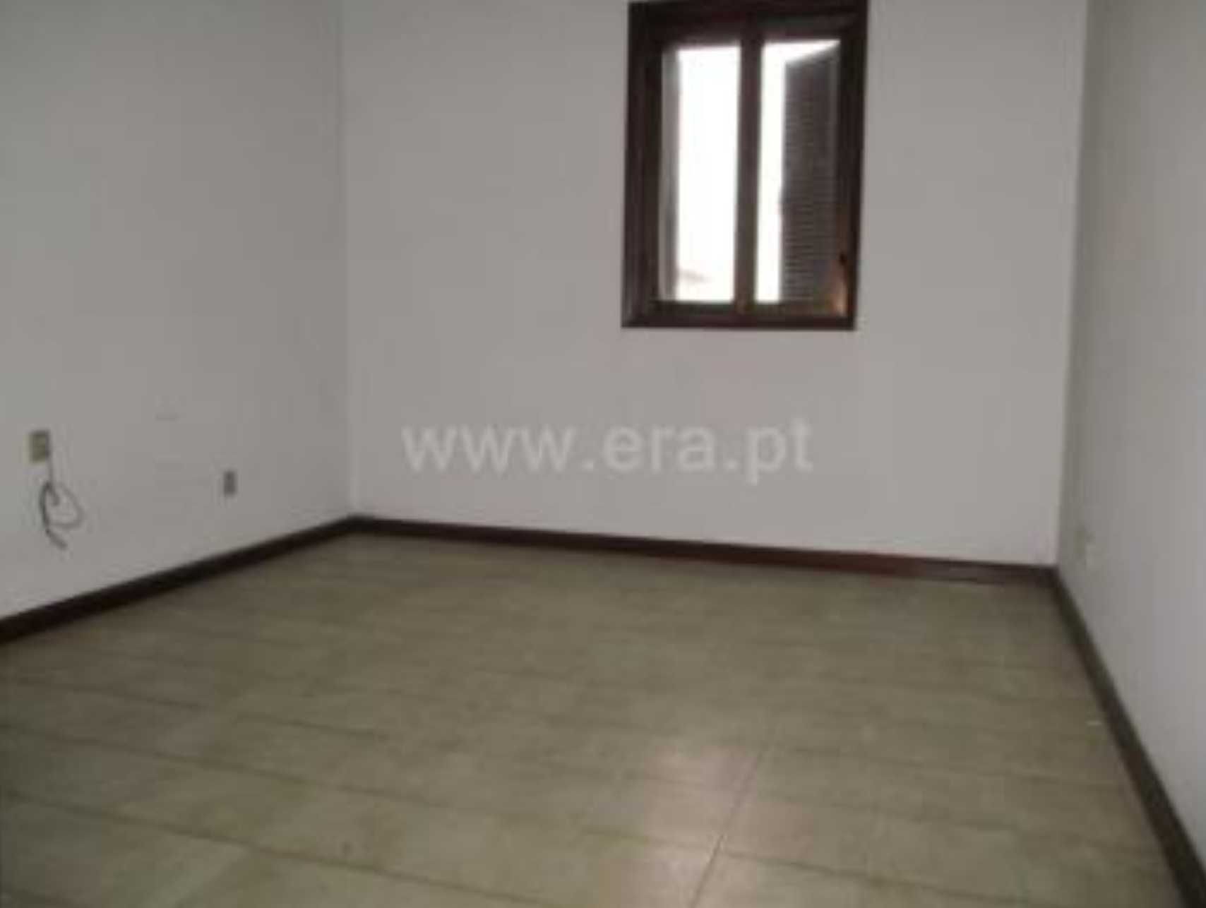 Casa geminada, 2frentes, 2entradas, 2pisos, T1 terraço, esp.comercial.